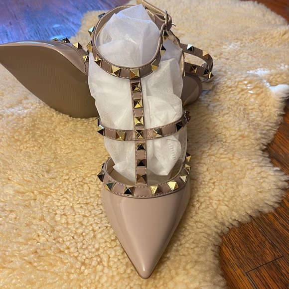 Gorgeous patent leather caged stud heels - Picture 2 of 5